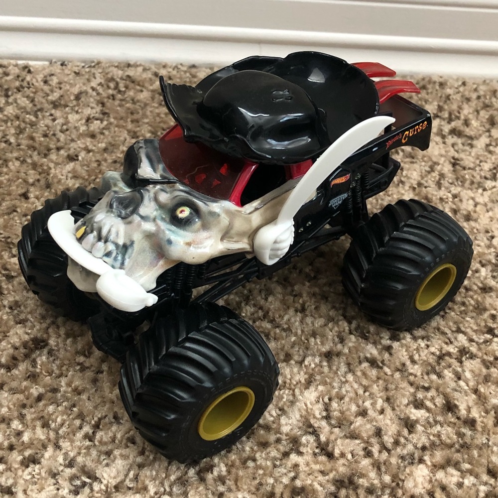 EUC Monster Jam Pirates Curse 1:24 Scale Truck